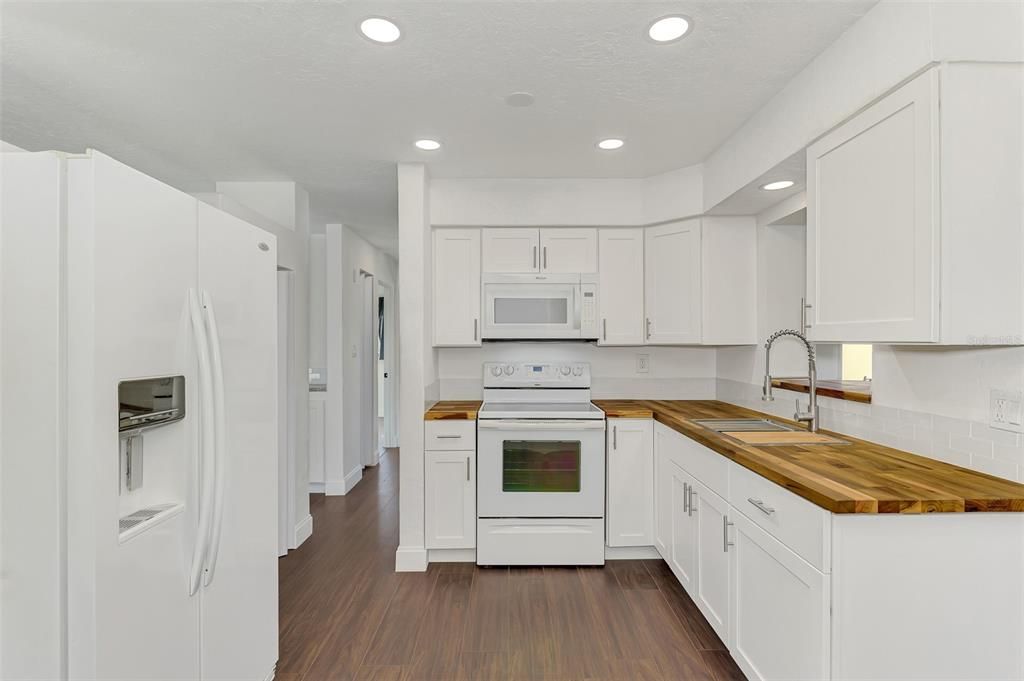 For Sale: $425,000 (3 beds, 2 baths, 1250 Square Feet)