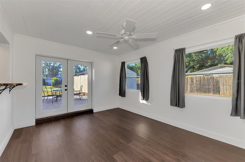 For Sale: $425,000 (3 beds, 2 baths, 1250 Square Feet)