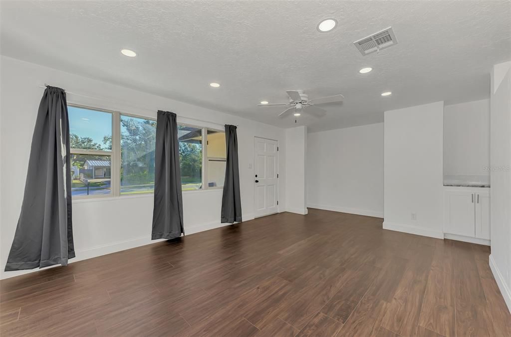 For Sale: $425,000 (3 beds, 2 baths, 1250 Square Feet)