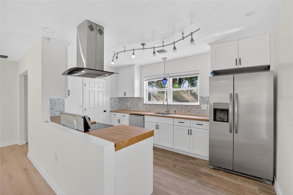 待售: $699,990 (3 贝兹, 2 浴室, 2142 平方英尺)