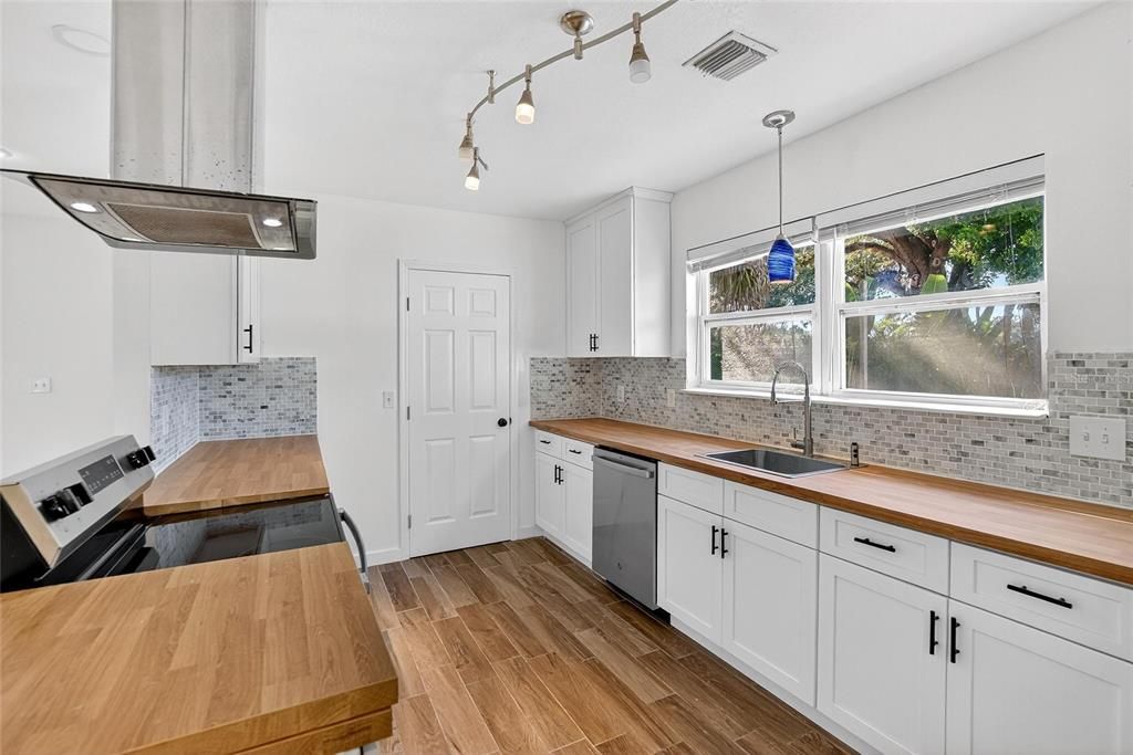 待售: $699,990 (3 贝兹, 2 浴室, 2142 平方英尺)