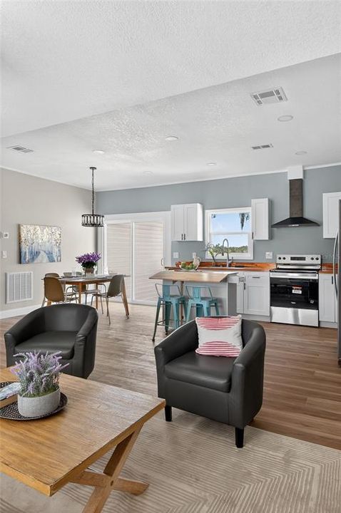 Activo con contrato: $348,888 (4 camas, 2 baños, 1584 Pies cuadrados)