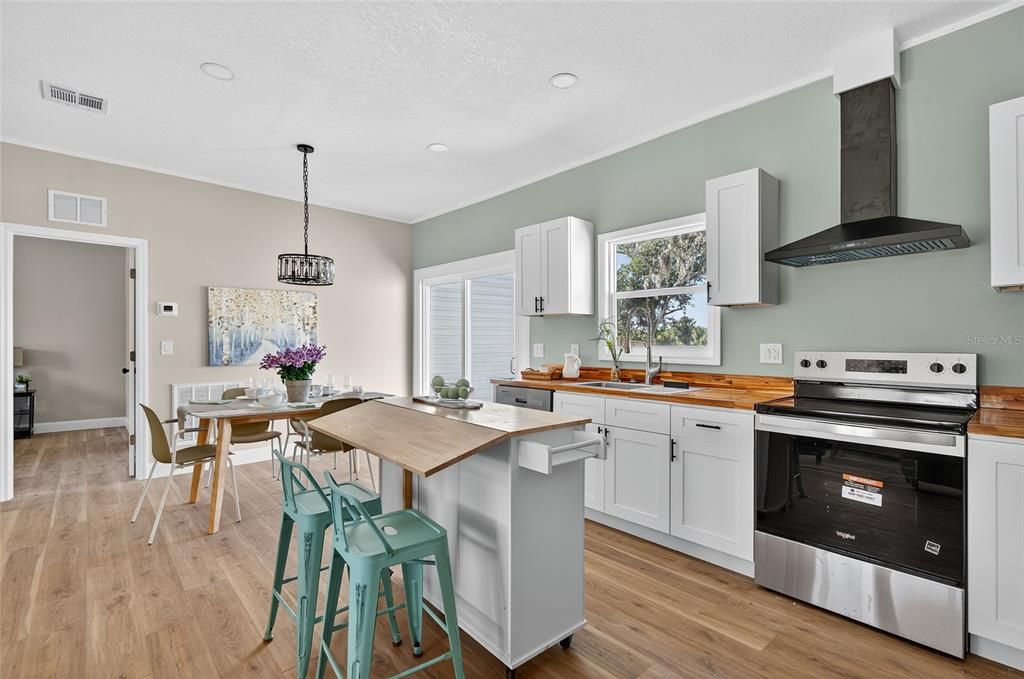 Activo con contrato: $348,888 (4 camas, 2 baños, 1584 Pies cuadrados)