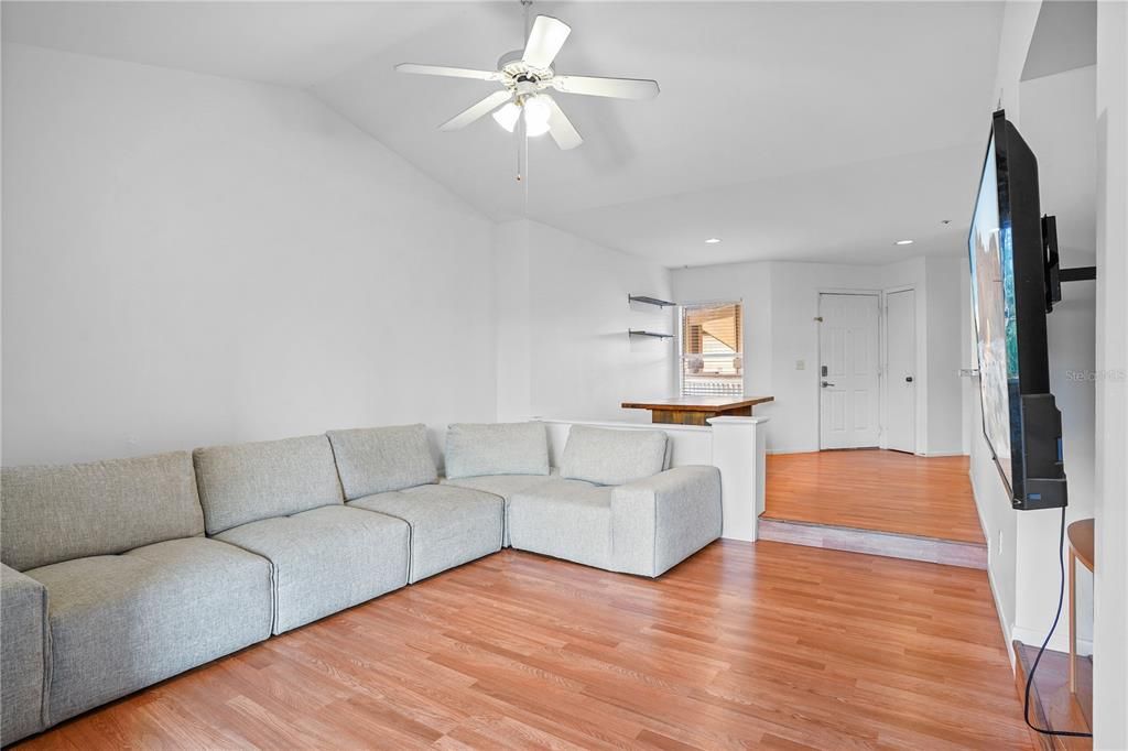 出租: $1,750 (2 贝兹, 2 浴室, 1110 平方英尺)