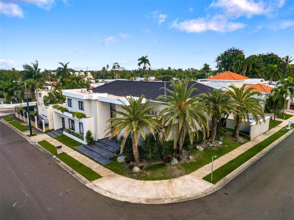 For Sale: $3,000,000 (5 beds, 5 baths, 4600 Square Feet)