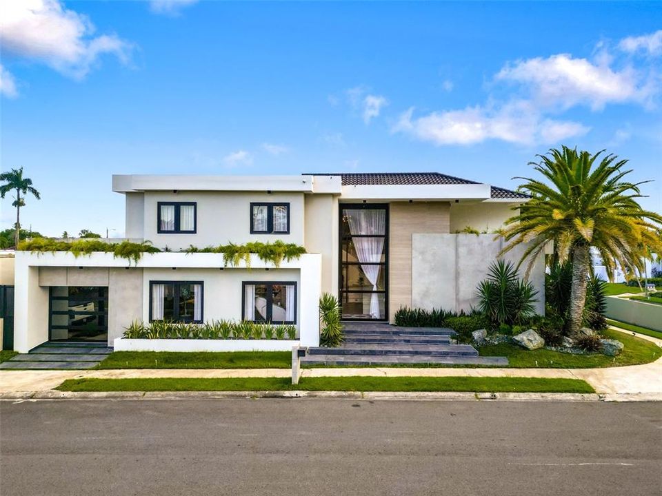 For Sale: $3,000,000 (5 beds, 5 baths, 4600 Square Feet)