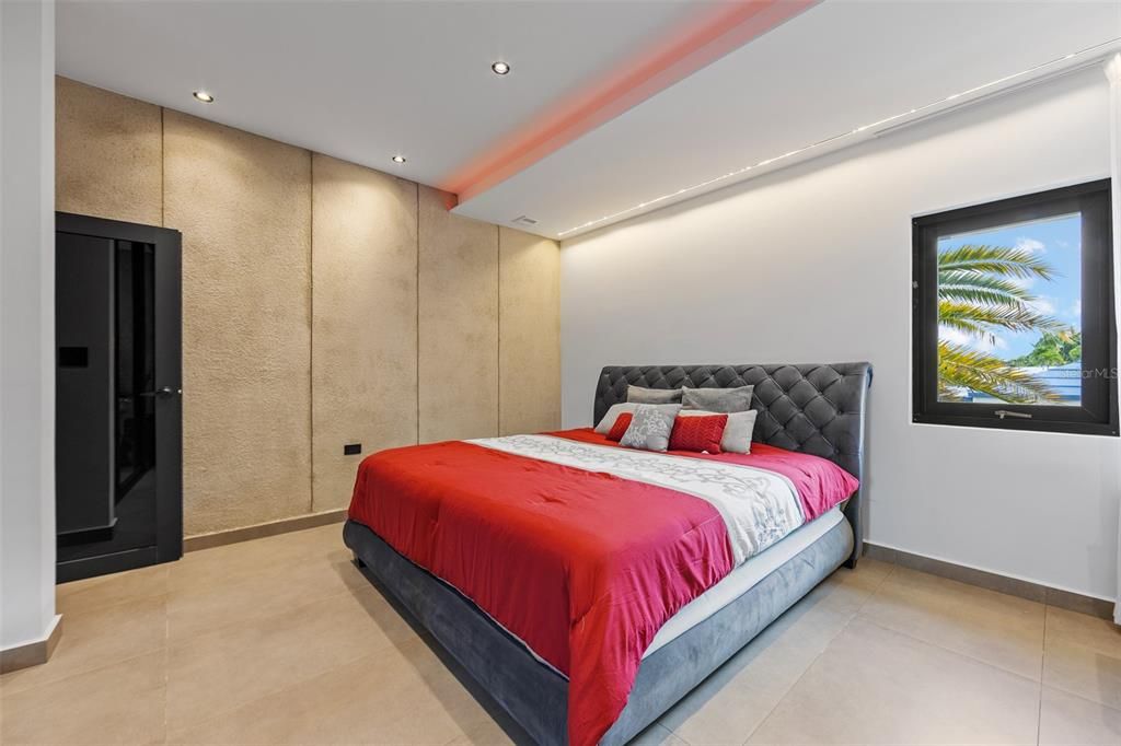 For Sale: $3,000,000 (5 beds, 5 baths, 4600 Square Feet)