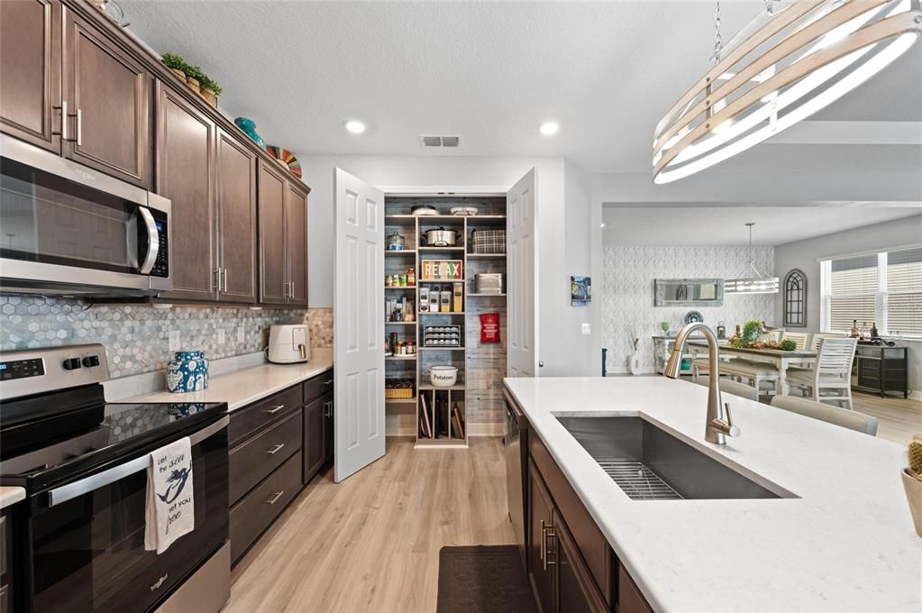 En Venta: $665,000 (4 camas, 3 baños, 2340 Pies cuadrados)