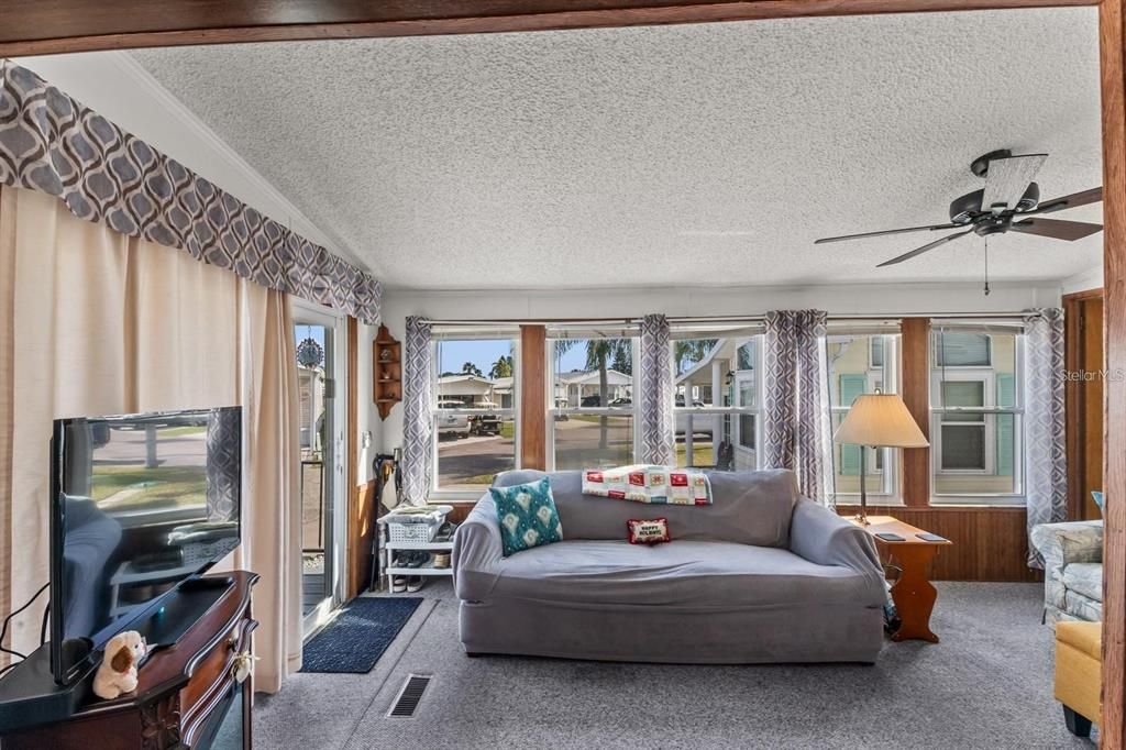 For Sale: $129,900 (2 beds, 1 baths, 708 Square Feet)