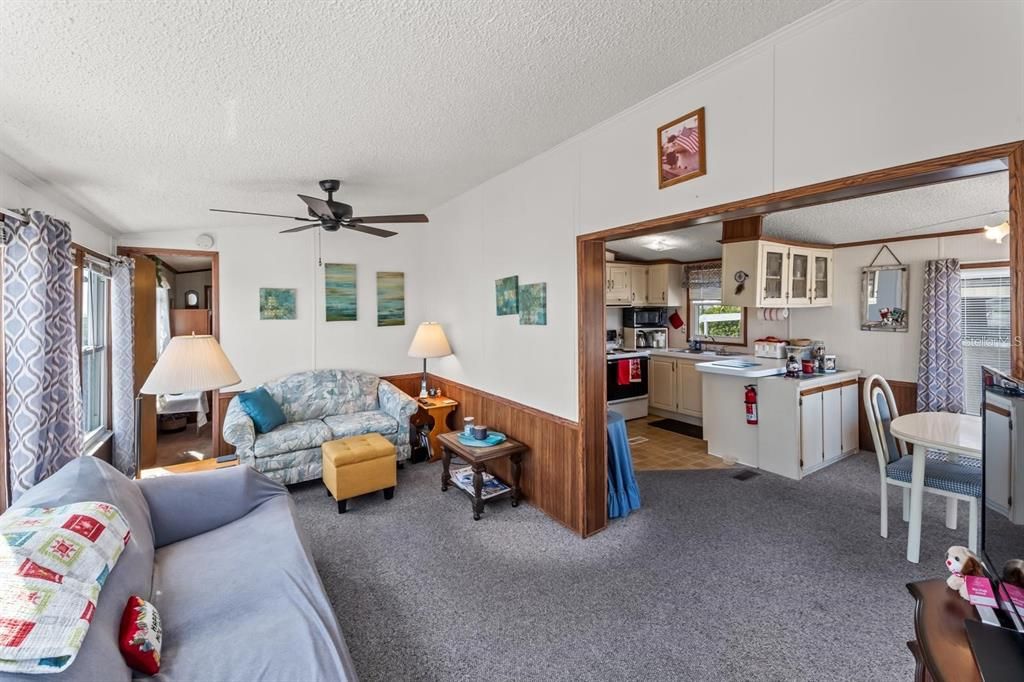 For Sale: $129,900 (2 beds, 1 baths, 708 Square Feet)