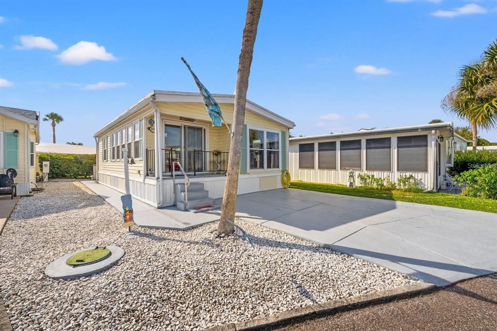 For Sale: $129,900 (2 beds, 1 baths, 708 Square Feet)