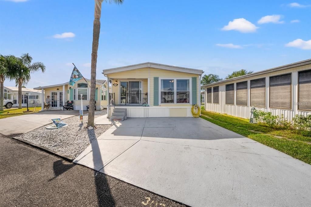 For Sale: $129,900 (2 beds, 1 baths, 708 Square Feet)