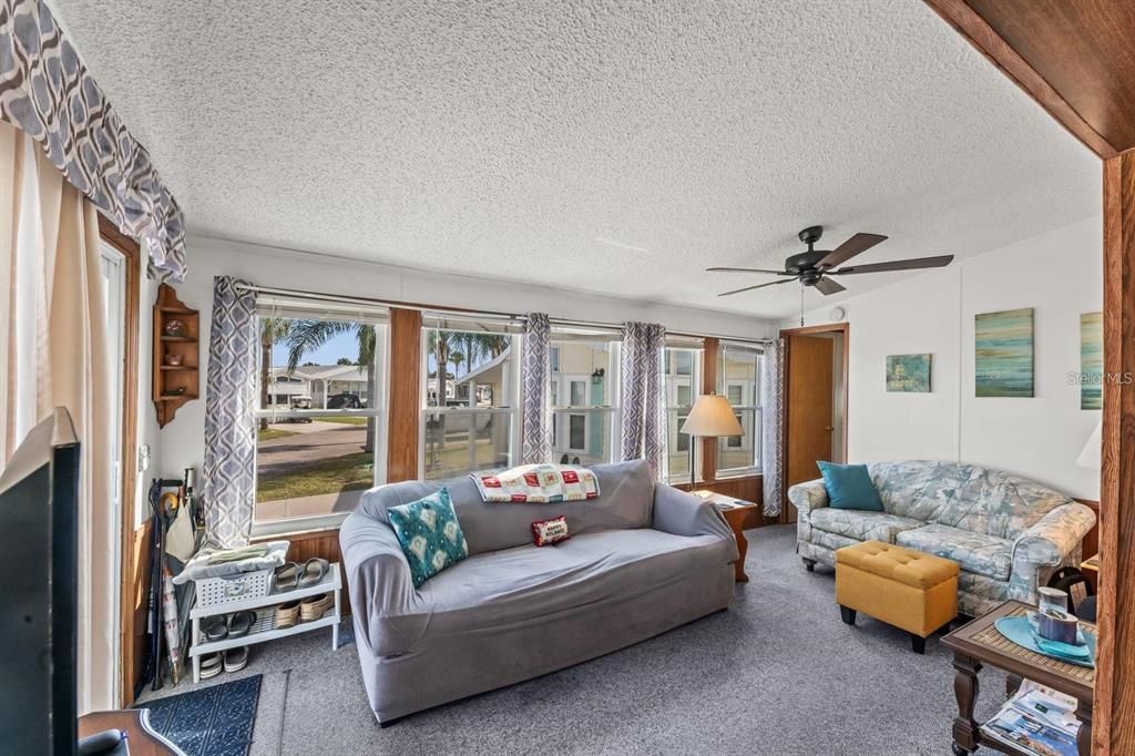 For Sale: $129,900 (2 beds, 1 baths, 708 Square Feet)