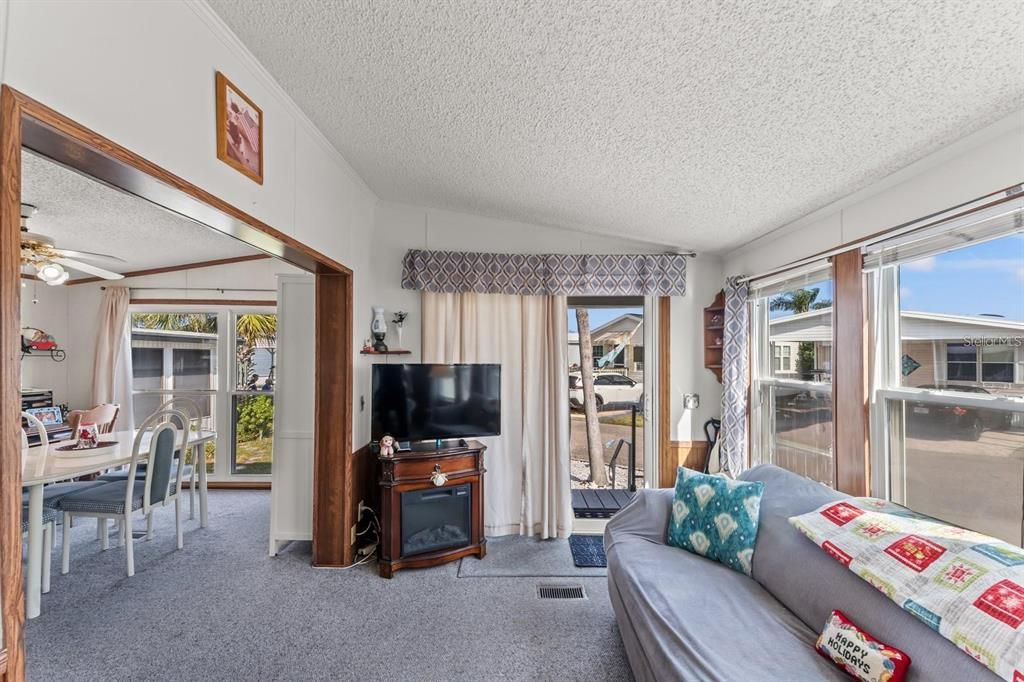 For Sale: $129,900 (2 beds, 1 baths, 708 Square Feet)