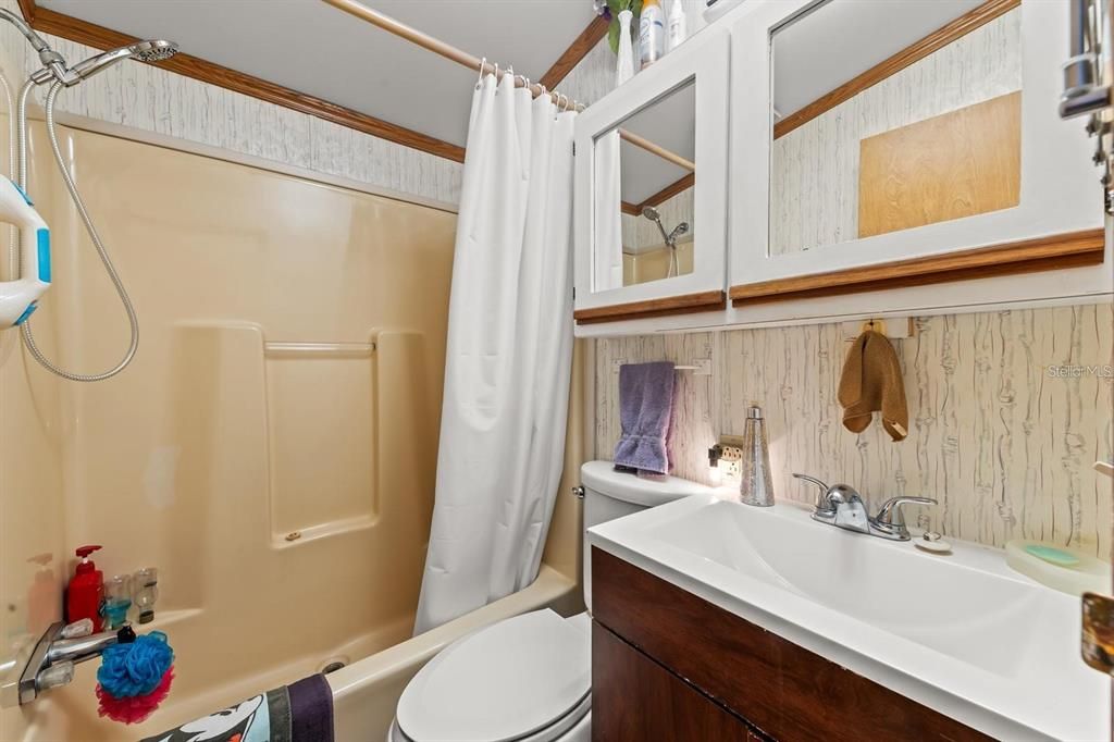 For Sale: $129,900 (2 beds, 1 baths, 708 Square Feet)