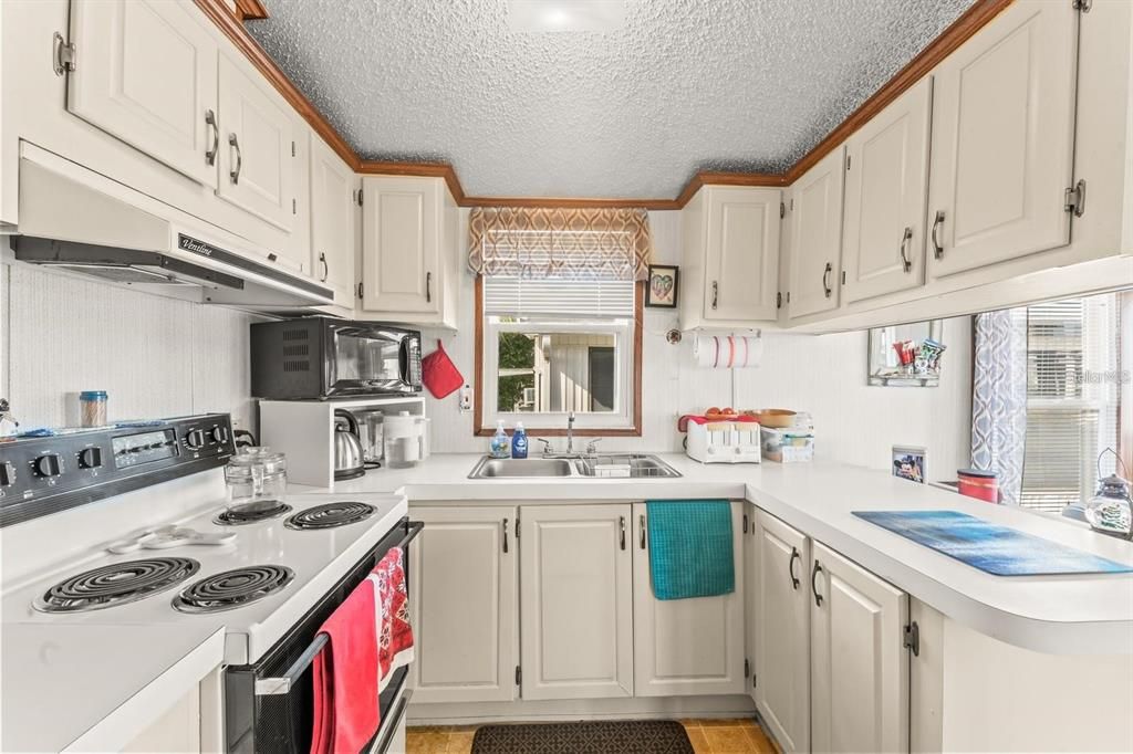 For Sale: $129,900 (2 beds, 1 baths, 708 Square Feet)