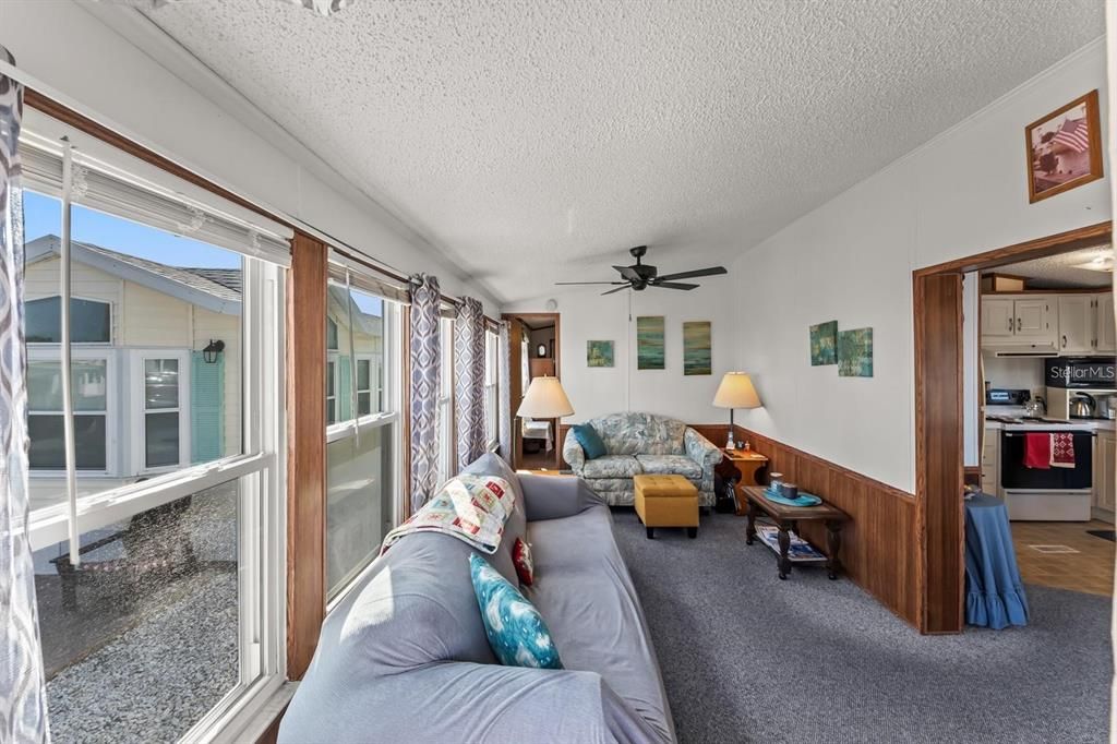 For Sale: $129,900 (2 beds, 1 baths, 708 Square Feet)