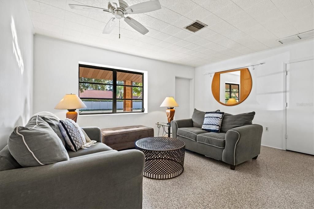 待售: $359,000 (3 贝兹, 1 浴室, 1040 平方英尺)