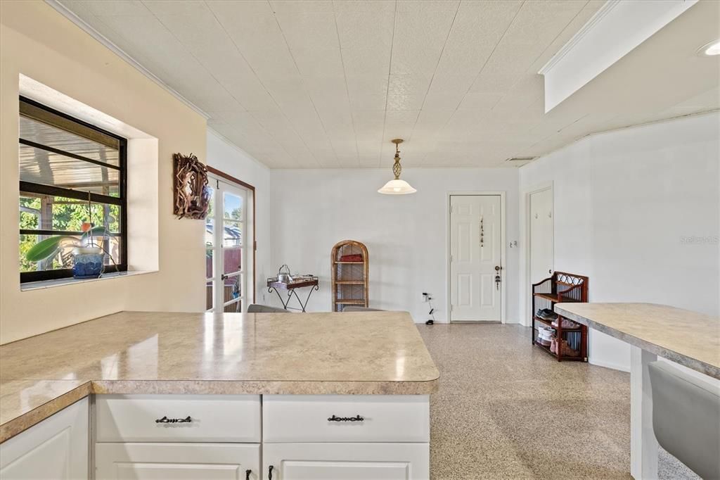 待售: $359,000 (3 贝兹, 1 浴室, 1040 平方英尺)