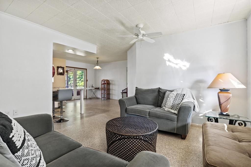 待售: $359,000 (3 贝兹, 1 浴室, 1040 平方英尺)