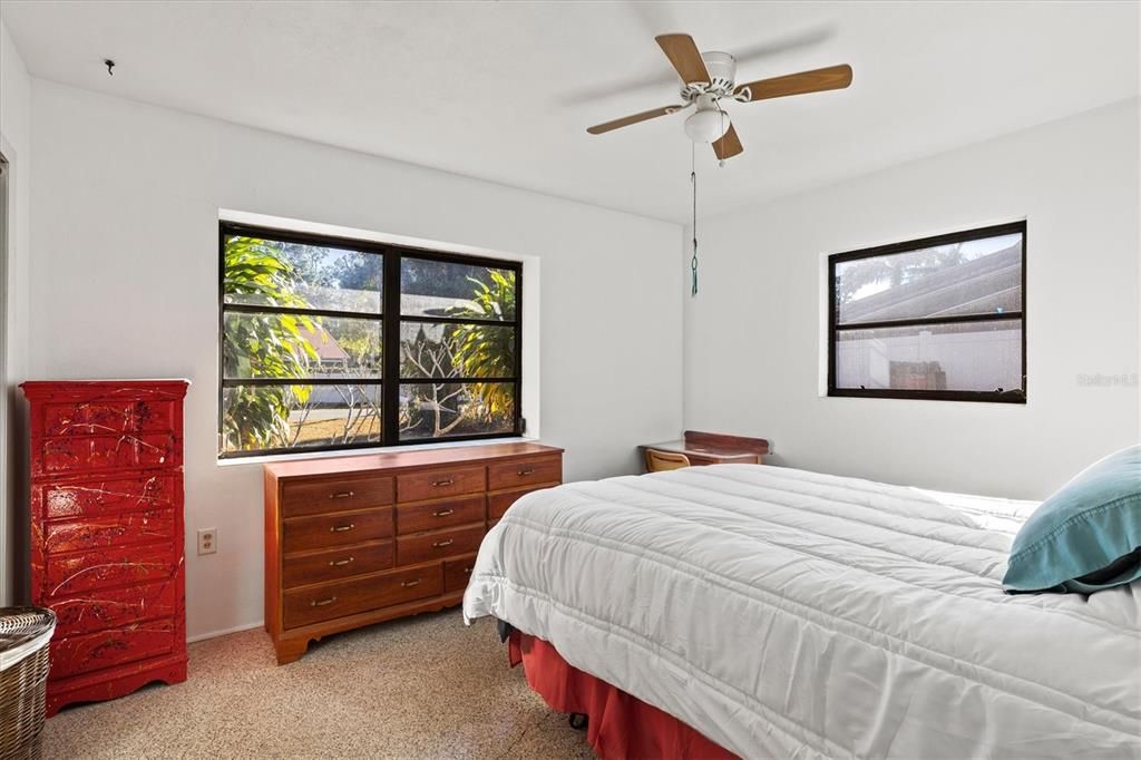 待售: $359,000 (3 贝兹, 1 浴室, 1040 平方英尺)