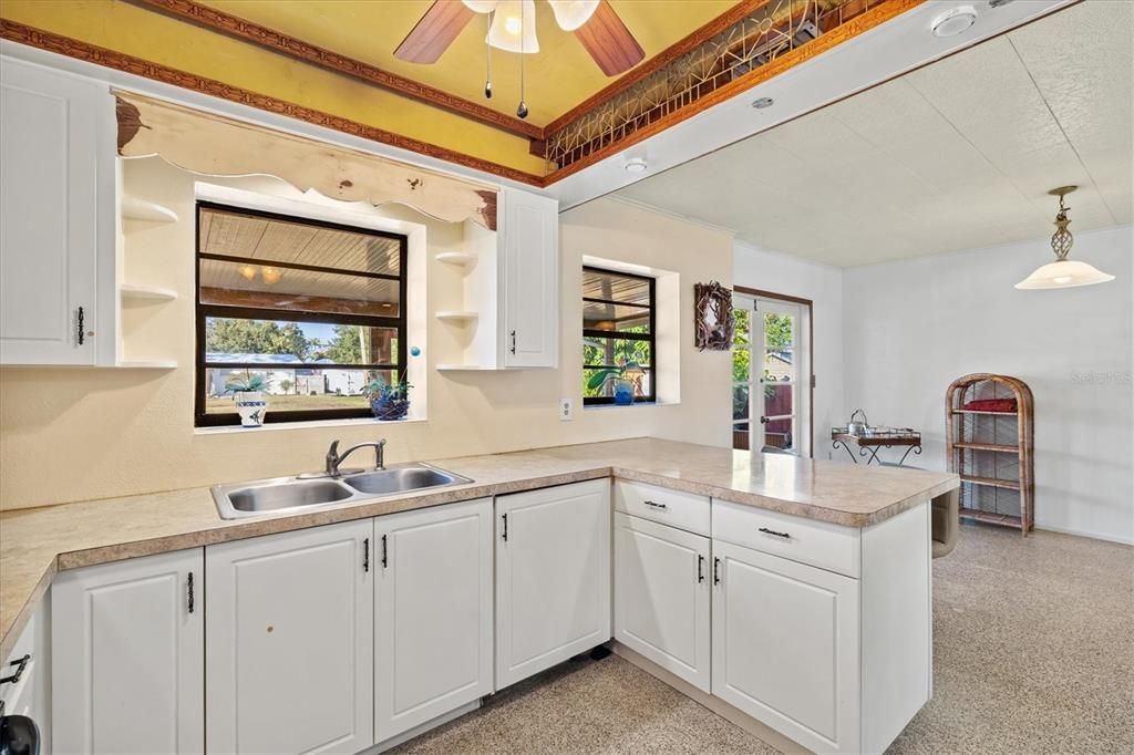 待售: $359,000 (3 贝兹, 1 浴室, 1040 平方英尺)