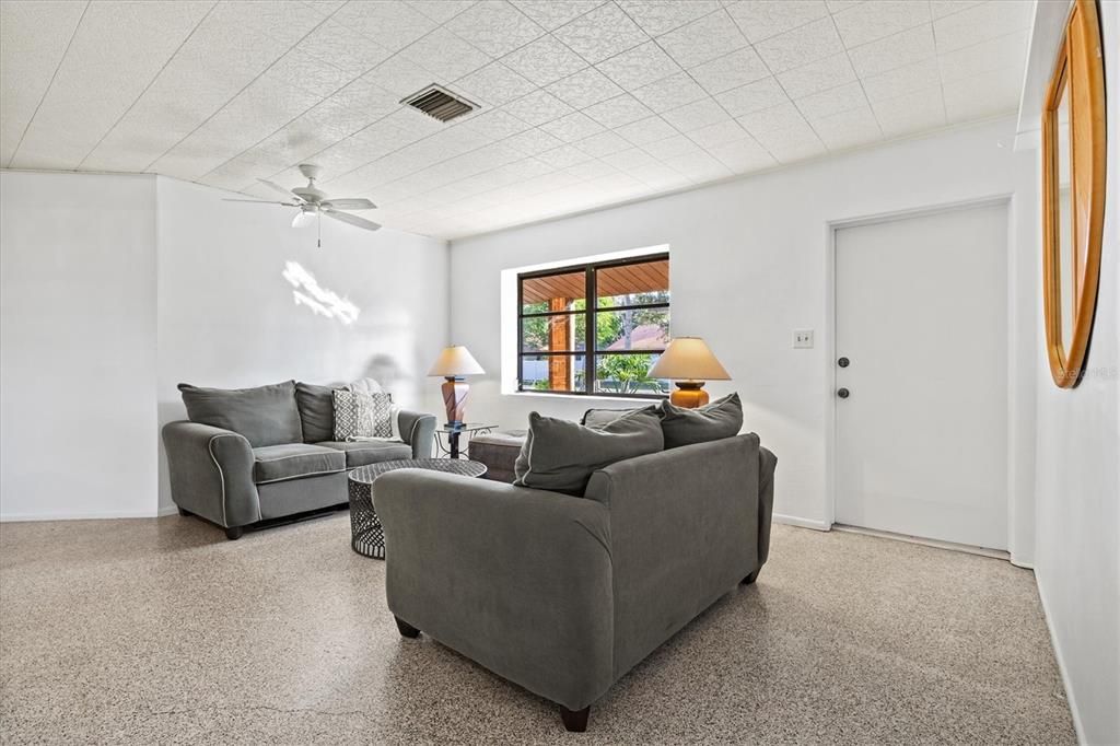 待售: $359,000 (3 贝兹, 1 浴室, 1040 平方英尺)