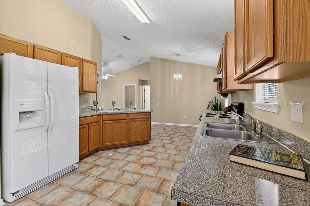 待售: $249,000 (2 贝兹, 2 浴室, 1185 平方英尺)