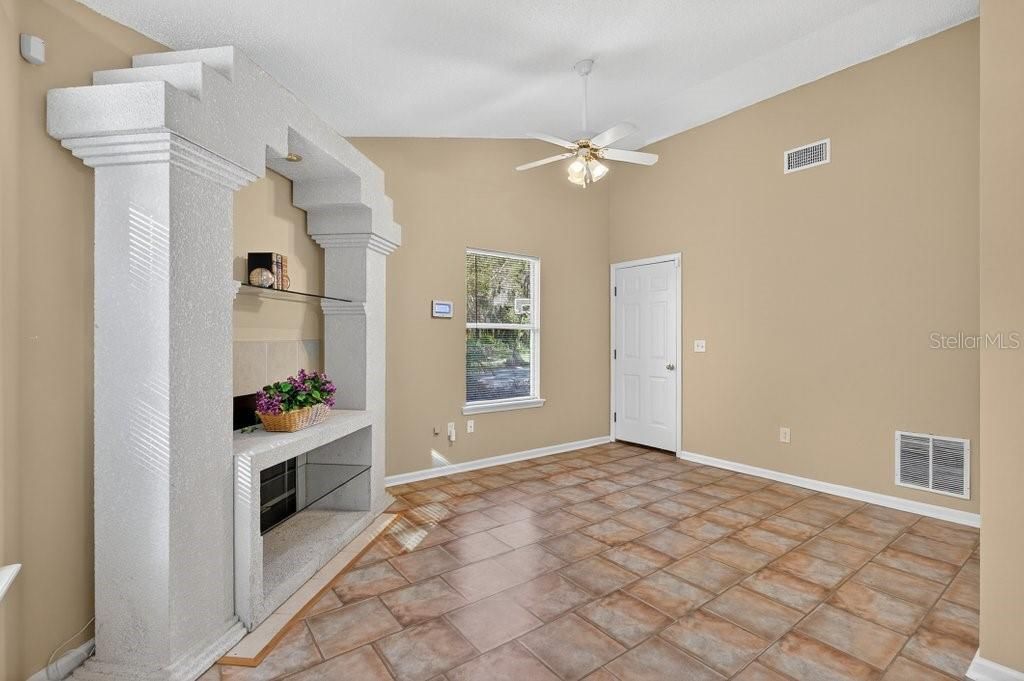 待售: $249,000 (2 贝兹, 2 浴室, 1185 平方英尺)