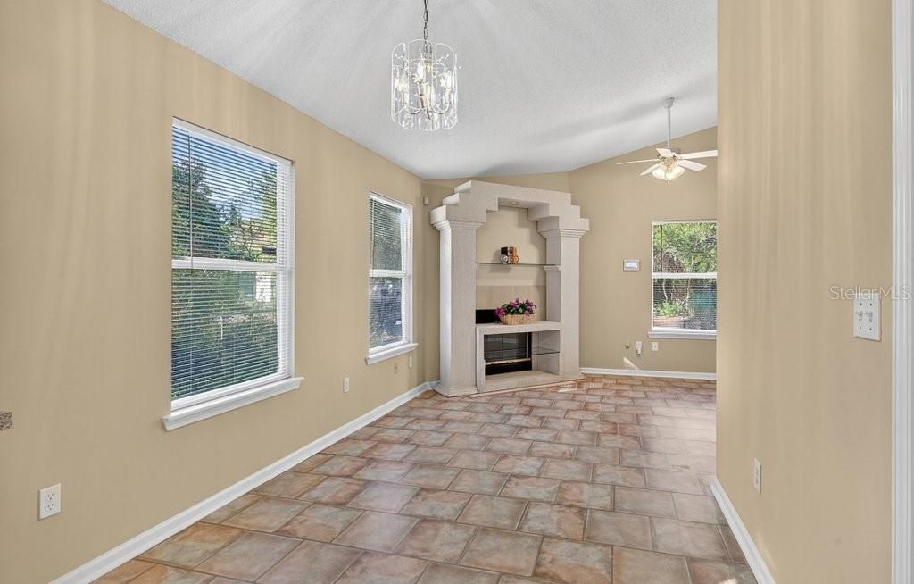 待售: $249,000 (2 贝兹, 2 浴室, 1185 平方英尺)