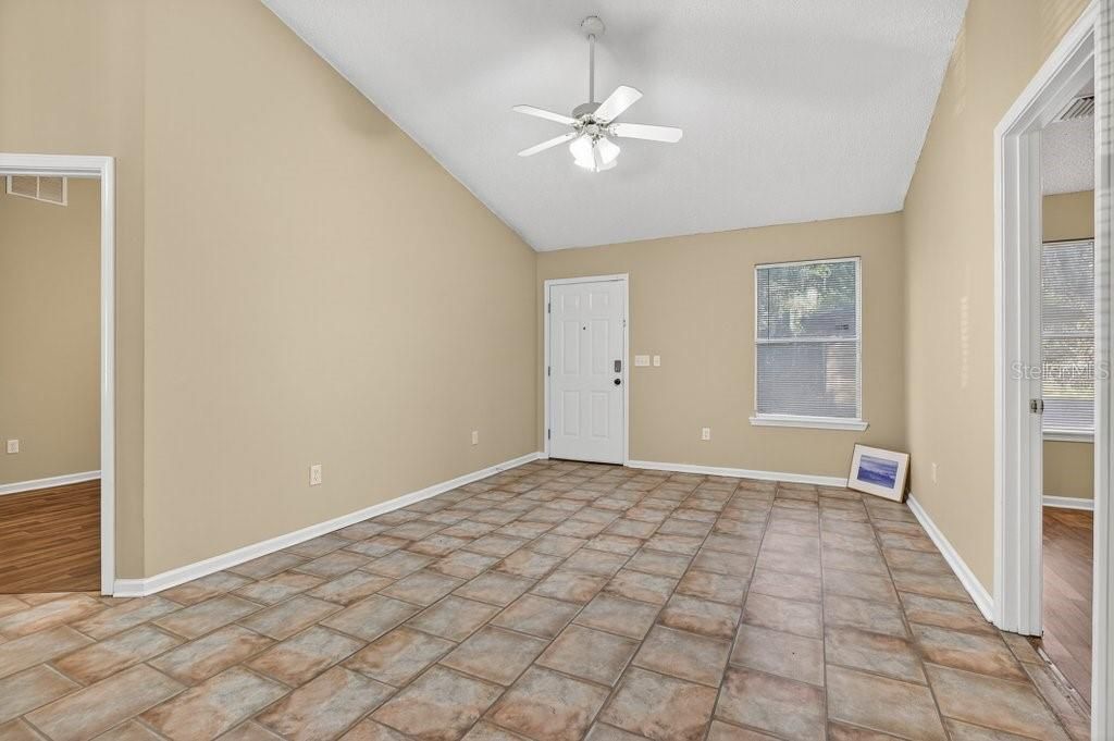 待售: $249,000 (2 贝兹, 2 浴室, 1185 平方英尺)