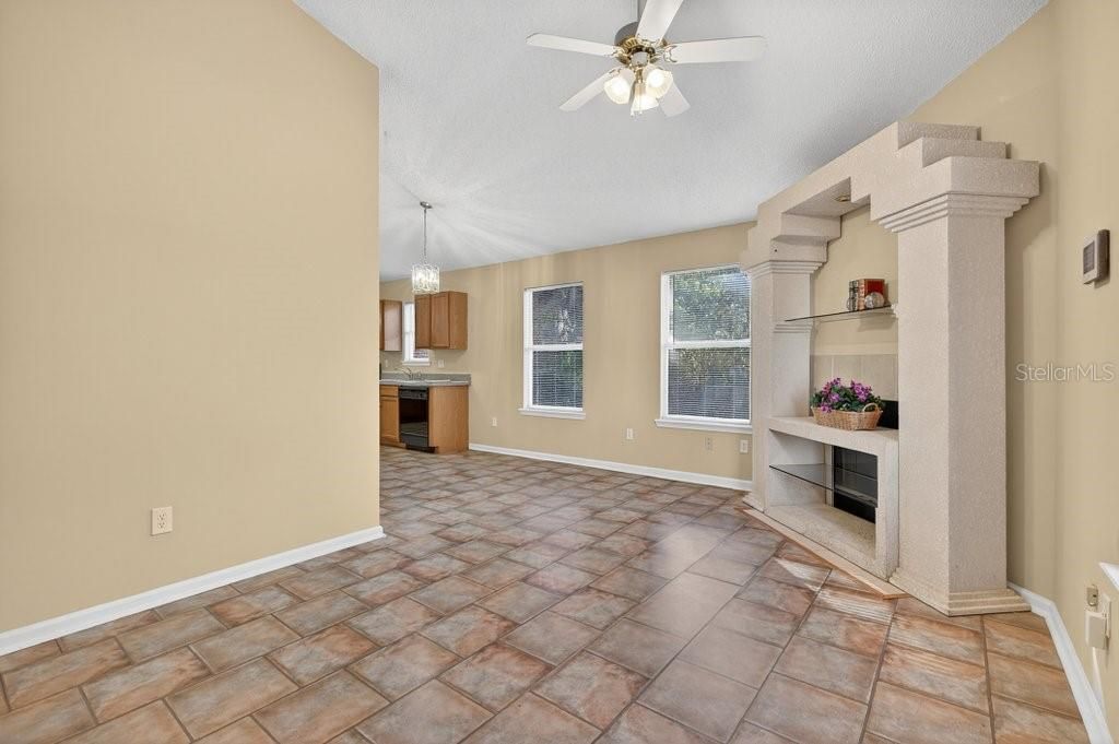 待售: $249,000 (2 贝兹, 2 浴室, 1185 平方英尺)