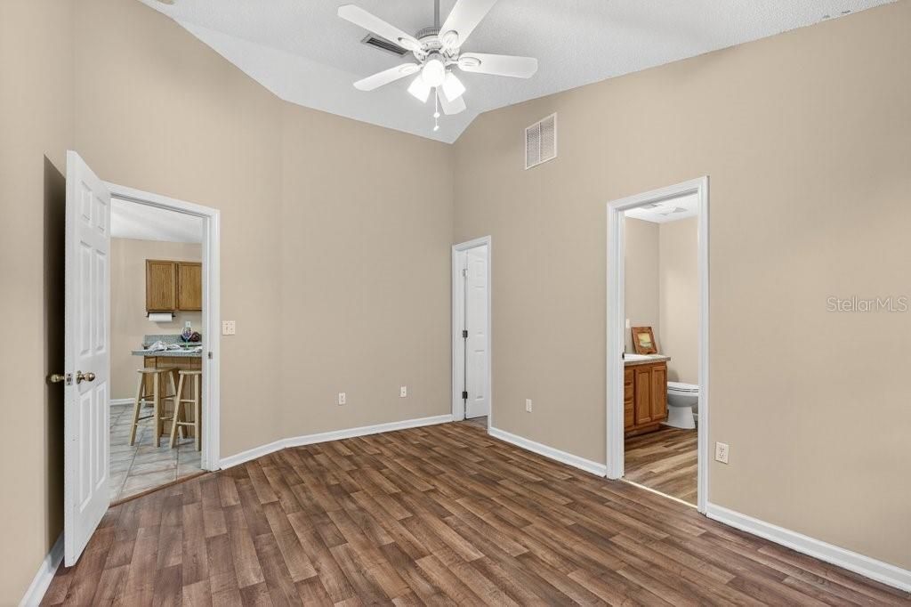 待售: $249,000 (2 贝兹, 2 浴室, 1185 平方英尺)