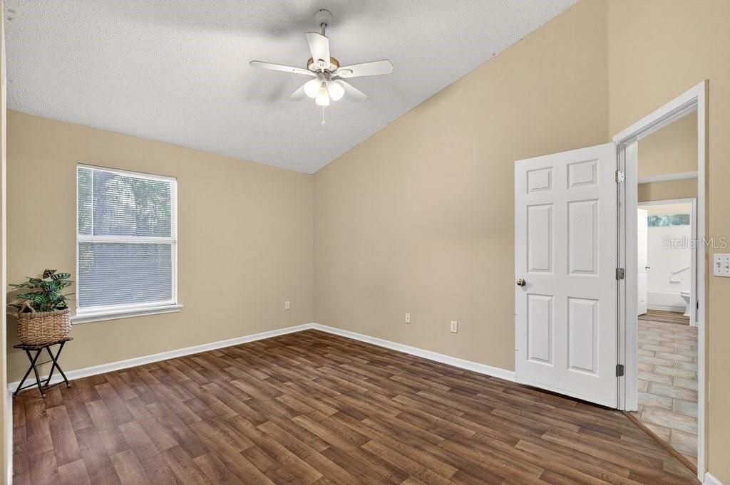 待售: $249,000 (2 贝兹, 2 浴室, 1185 平方英尺)