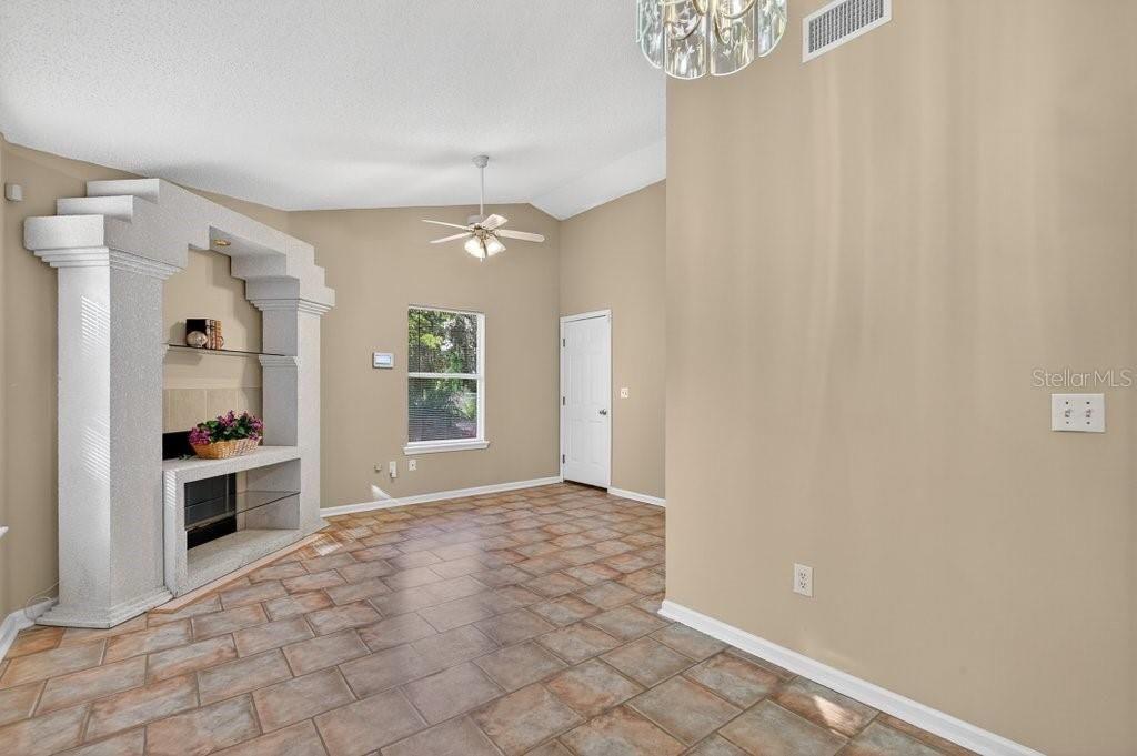 待售: $249,000 (2 贝兹, 2 浴室, 1185 平方英尺)