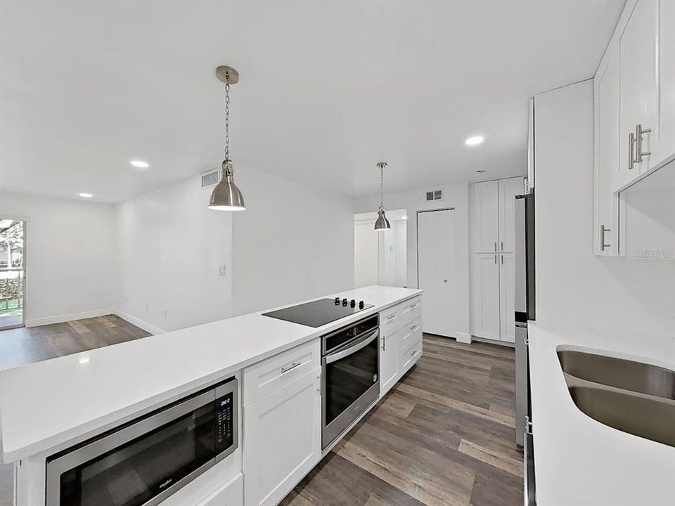 На продажу: $339,900 (2 спален, 2 ванн, 936 Квадратных фут)