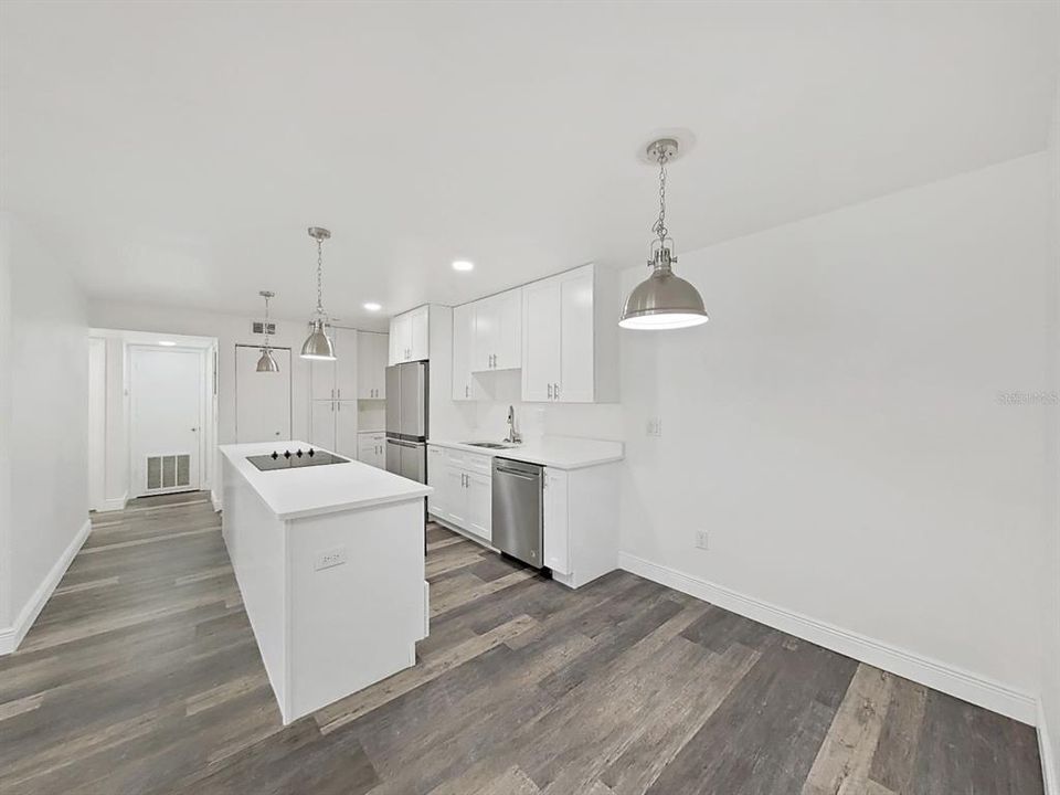 На продажу: $339,900 (2 спален, 2 ванн, 936 Квадратных фут)