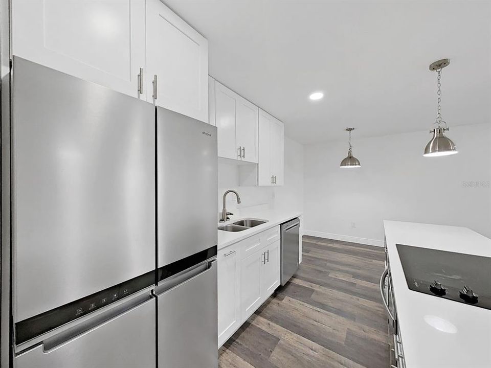 На продажу: $339,900 (2 спален, 2 ванн, 936 Квадратных фут)