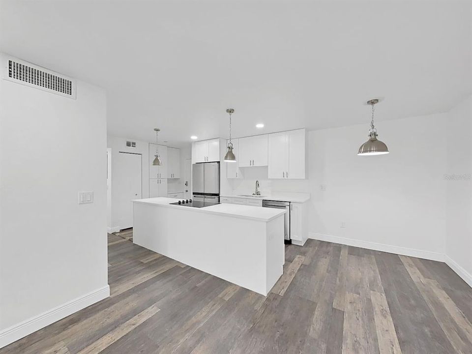 На продажу: $339,900 (2 спален, 2 ванн, 936 Квадратных фут)