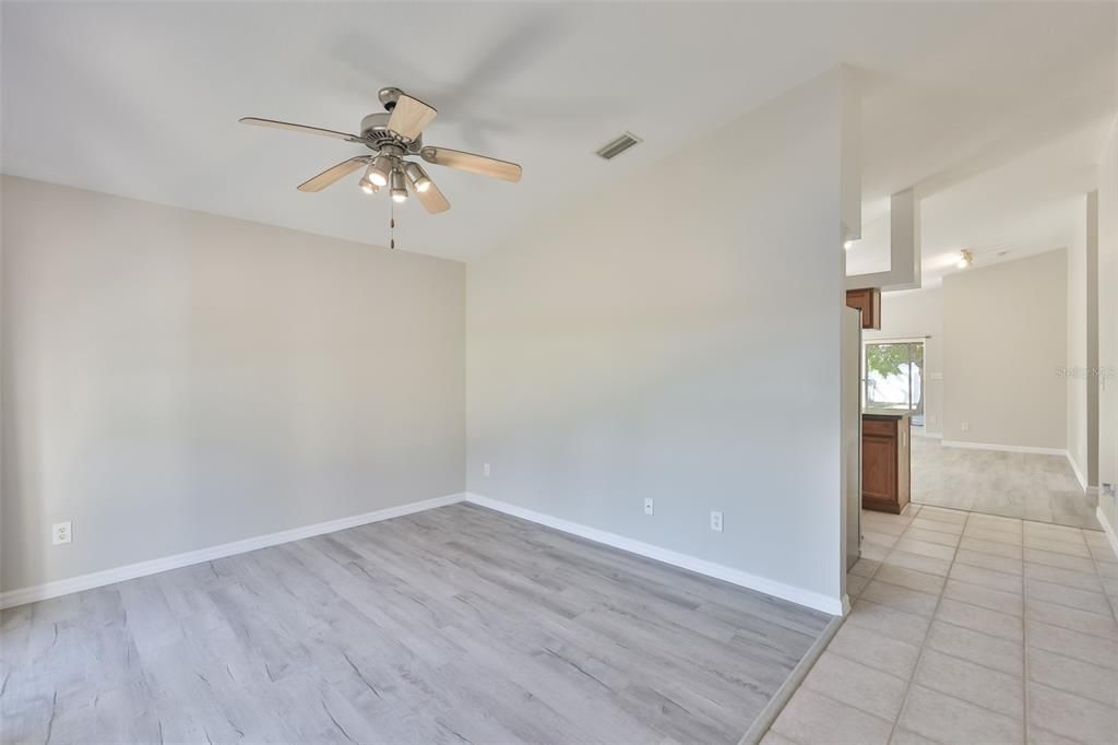 合同活跃: $2,450 (3 贝兹, 2 浴室, 1478 平方英尺)