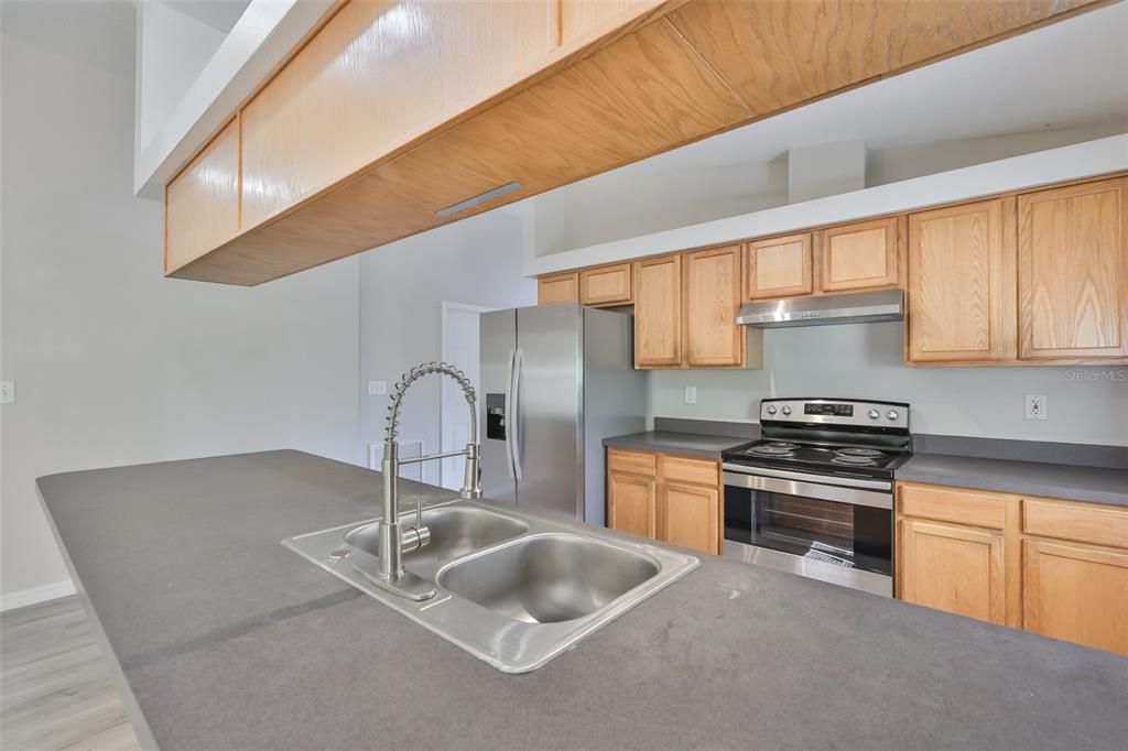 合同活跃: $2,450 (3 贝兹, 2 浴室, 1478 平方英尺)