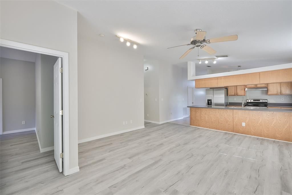 合同活跃: $2,450 (3 贝兹, 2 浴室, 1478 平方英尺)