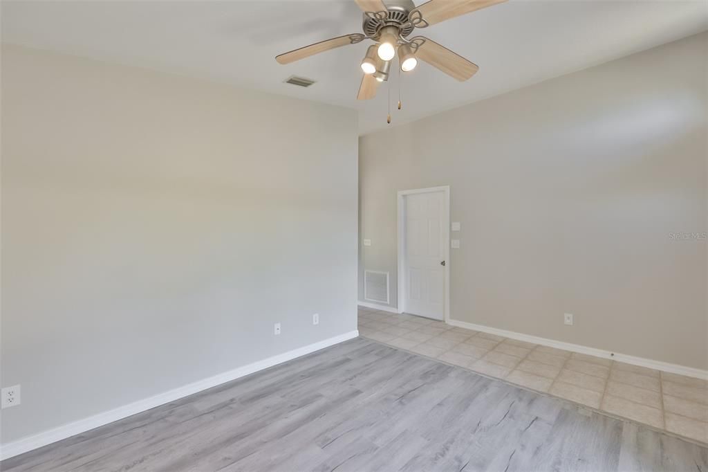 合同活跃: $2,450 (3 贝兹, 2 浴室, 1478 平方英尺)