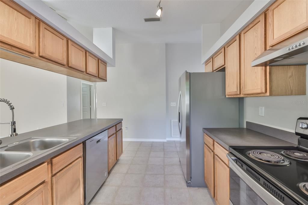 合同活跃: $2,450 (3 贝兹, 2 浴室, 1478 平方英尺)