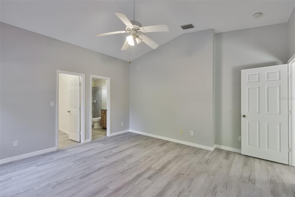 合同活跃: $2,450 (3 贝兹, 2 浴室, 1478 平方英尺)