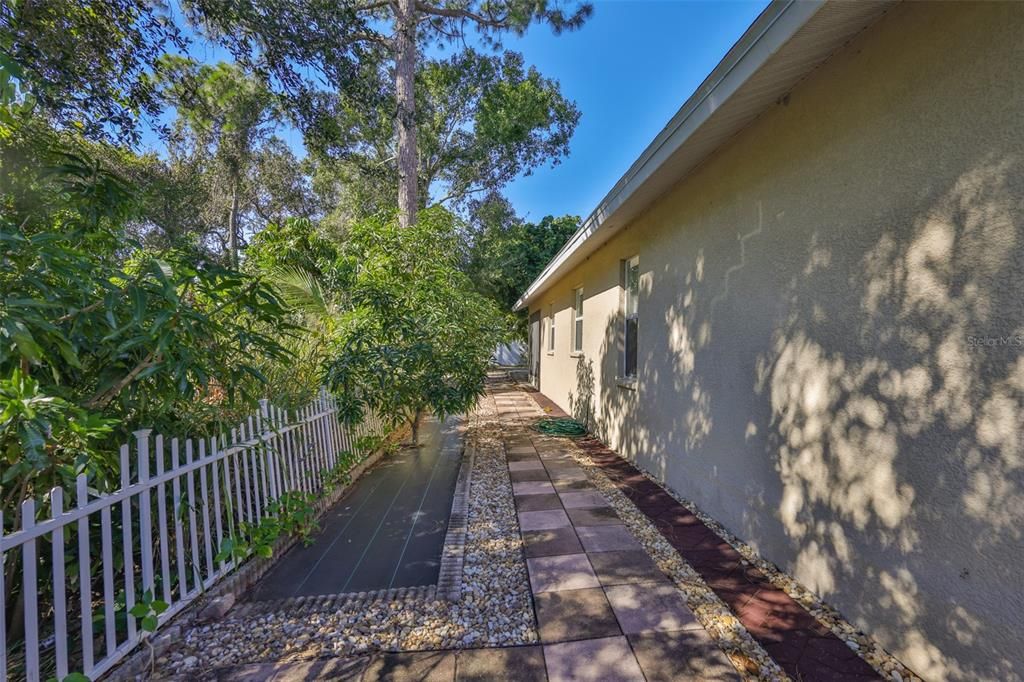 合同活跃: $2,450 (3 贝兹, 2 浴室, 1478 平方英尺)