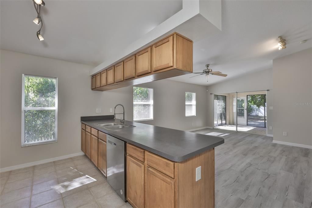 合同活跃: $2,450 (3 贝兹, 2 浴室, 1478 平方英尺)