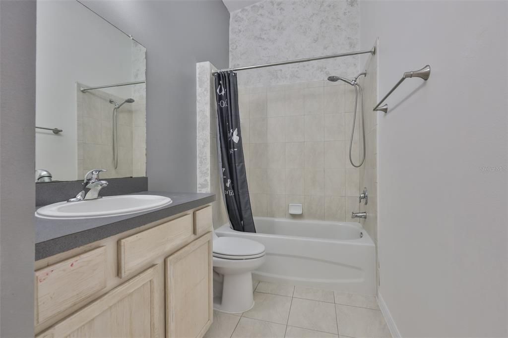 合同活跃: $2,450 (3 贝兹, 2 浴室, 1478 平方英尺)