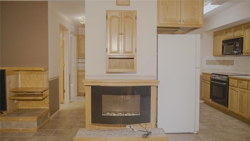 合同活跃: $364,900 (3 贝兹, 2 浴室, 1350 平方英尺)