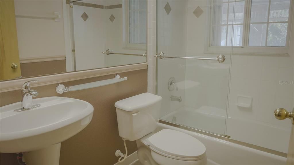 合同活跃: $364,900 (3 贝兹, 2 浴室, 1350 平方英尺)